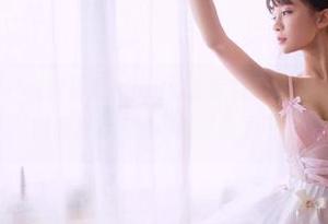 GIRLT果团网 - 现实是甜Abby的泳装写真届然不只是在水里，图册里的内涵好像也泡了泡。