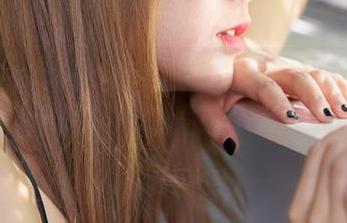 MiiTao蜜桃社 - 听说牛仔裤是永恒的搭配？伊素妍的图册里直接颠覆了这一说法。