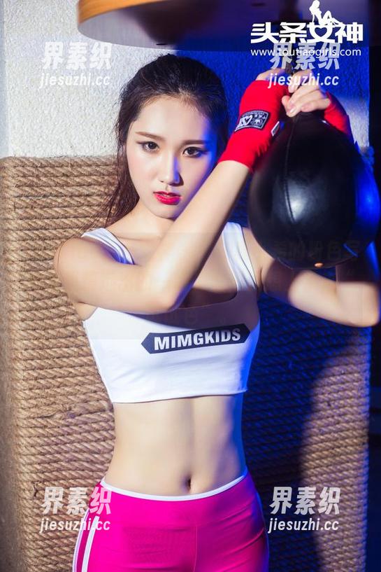 TouTiao头条女神 - “在莫小希的粉色写真集里精选出的一切，看得我想上手来“试试色”。