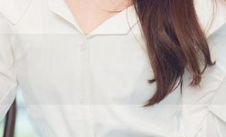 UGirls尤果网 - 穆菲菲海边的原图，完全是无声的分享邀请呀！