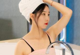丽柜 - 在AMY的最新美图里，清纯如初好想给个赞！