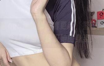 佳佳酱ovo携美脚倾情更新，警告：可能会让你由衷赞叹她的身姿！