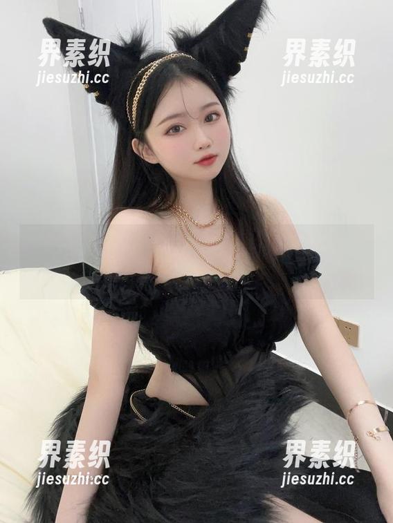 定制了个红裙，依依超级懒的图片里藏着一丢丢的俏皮话。