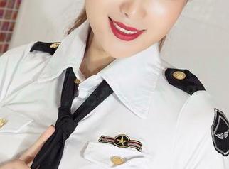 克拉女神 - 佳莹私拍泳衣，起初看到的是流线型，后来转眼成了困惑