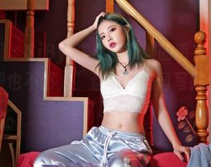 嗲囡囡 - SiByl李思宁和她的毛衣：“再看一眼也不够，”这句广告词写得太微妙了吧。