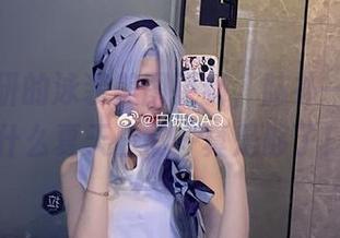妖君白研的泳装美图更新，脑补一下这是什么夏天日常…真是够了！