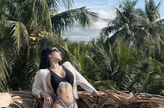 微密圈 - 尝尝宋昱欣的黑蝴蝶，美得让人都不敢免费下载嘛。