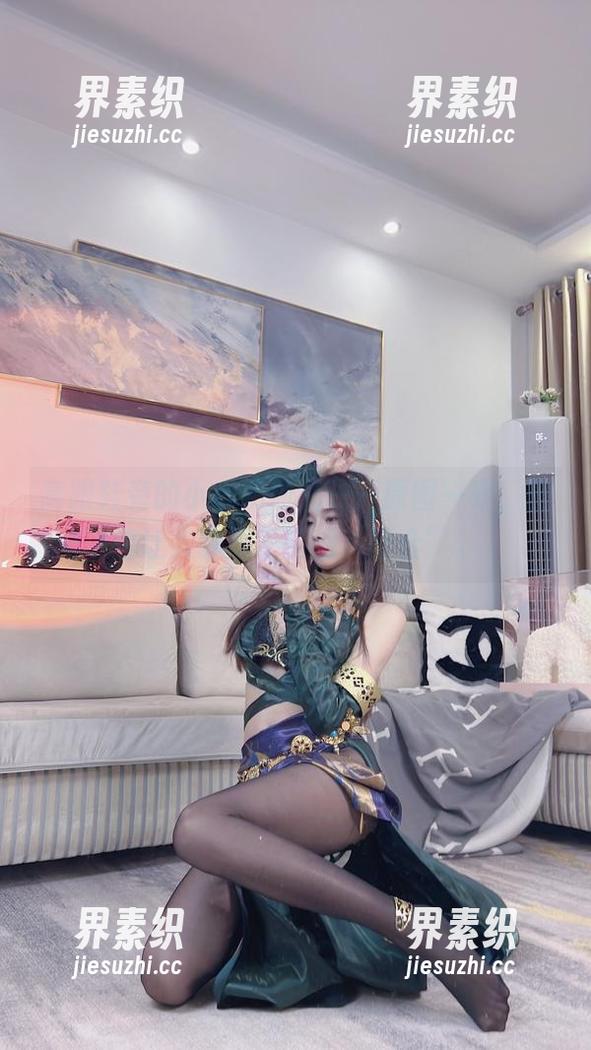 高跟鞋旁的小小奶瓶儿——原图一瞧，图包让人意想不到的“配合”。