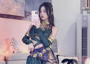 小小奶瓶儿全套写真，以裸足为名，驱散你的想象！
