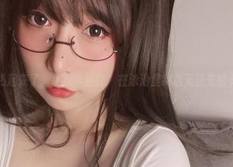 马上就要热起来了，小泉学姐吖，在泳池里制造无圣光的美图幻觉！