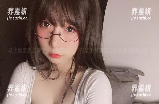 马上就要热起来了，小泉学姐吖，在泳池里制造无圣光的美图幻觉！