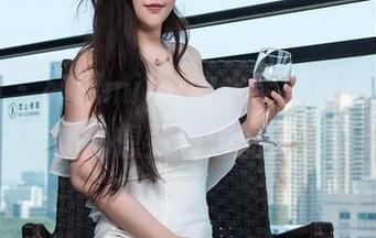 推女神 - 宛恩miyu的水手服私拍，美图让我想到海边的风！