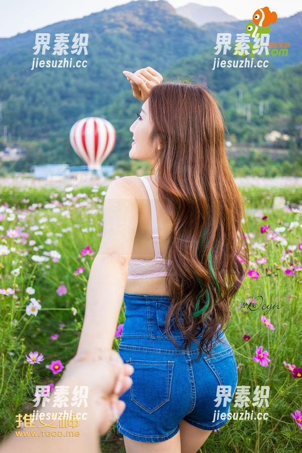 推女神 - 穆菲菲的泳池随拍合集：看她是怎么让水也变得妩媚的！