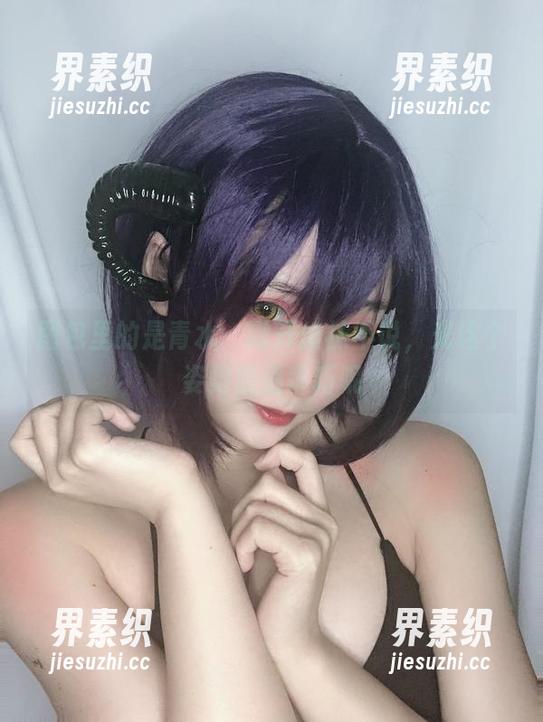图包里的是青水：撇开丝袜不说，光这个姿势就很乖巧呢
