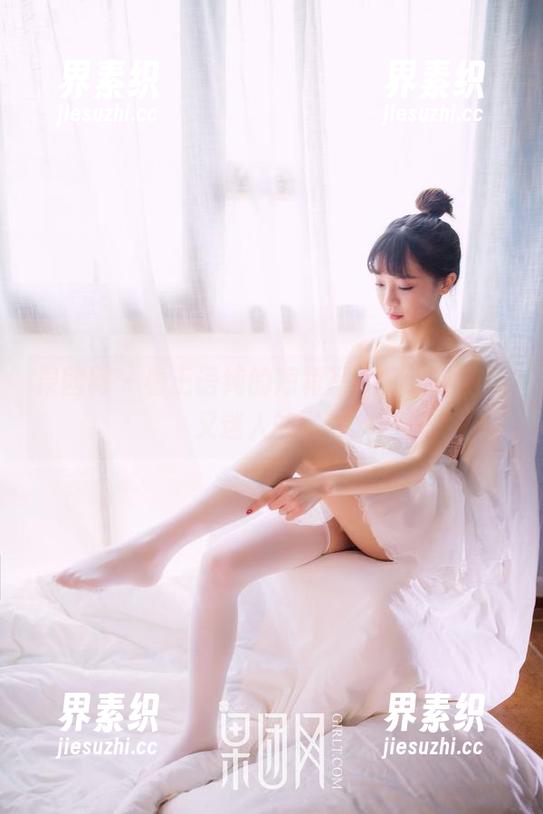 果团网 - 看王语纯的短裙写真，有种随意又迷人的调调