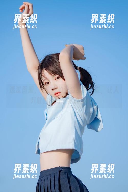 透过图册，桜桃喵的泳装身影掠过，让人只敢偷偷做个梦的那种。