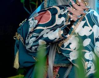 美图看过来，爆机少女喵小吉的办公室cos，让你眼前一亮。