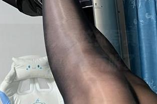 微密圈 - 白龙猫女在这张写真里，裸足的姿态真是太养眼了