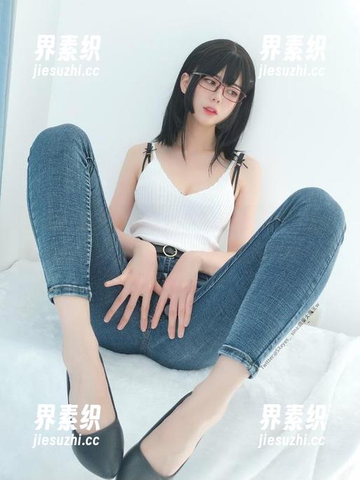 眼酱大魔王w的“奶牛”私拍，原图里还有我们忽略的牛角戏法和微妙的视线交错