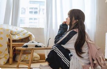 在无圣光中，神沢永莉穿着蓝白泳衣显得格外撩，辫子的灵动感，你一定要收藏这个图包！