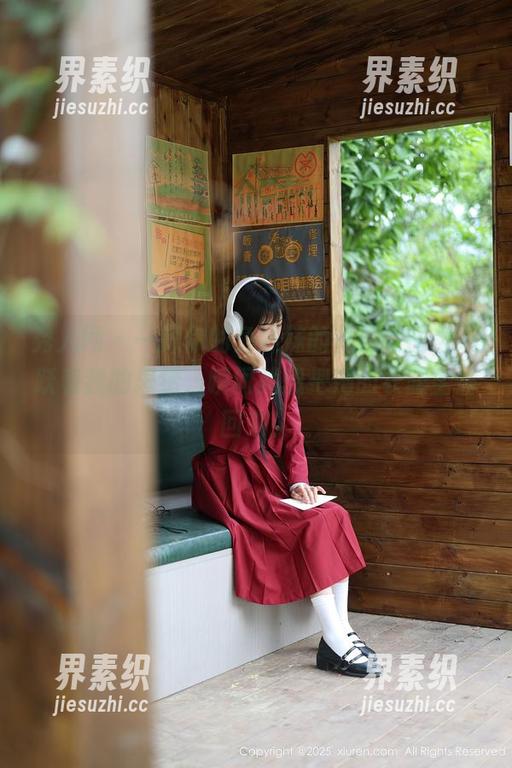 秀人网 - 一探你的兔妹妹的礼服套图，跳跃着我的思绪，瞬间就想把她的衣服全偷回来！