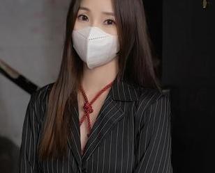 秀人网 - 叶梦轩的奶牛作品逗趣又奇特，让人完全分不清是认真还是戏谑，哈哈。