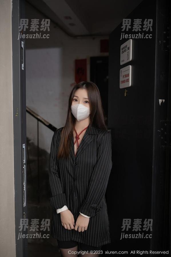 秀人网 - 叶梦轩的奶牛作品逗趣又奇特，让人完全分不清是认真还是戏谑，哈哈。
