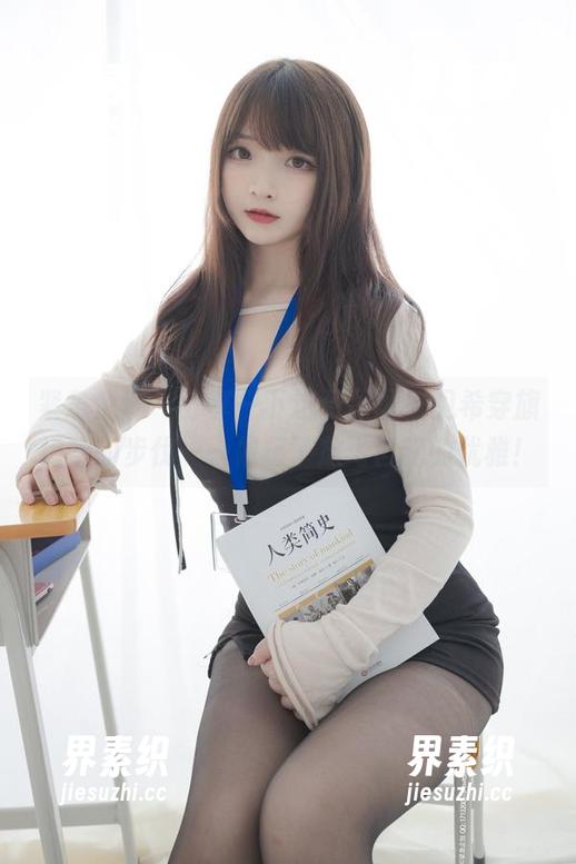 紧急企划-见希 紧急企划 - 分享一下这张原图,见希穿旗袍后的步伐——像极了放飞自我的优雅!