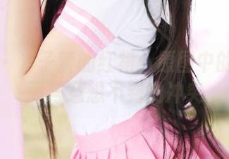 美媛馆 - 方子萱的红裙：原图中的那抹亮丽与意想不到的冲突