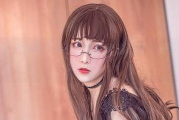 分享翎柒菜菜皮衣写真：自由流淌的态度，应该值得一赞！