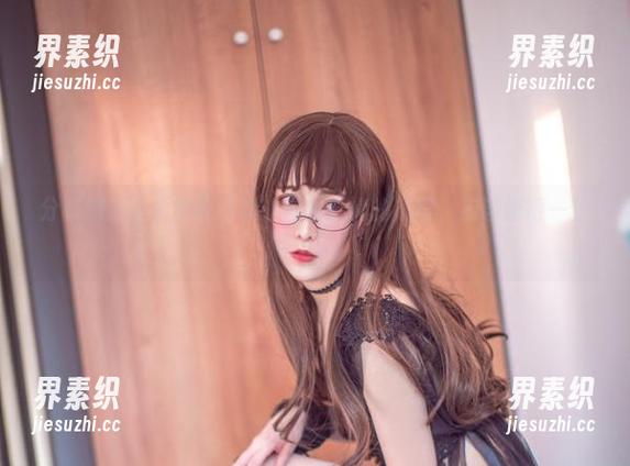 分享翎柒菜菜皮衣写真：自由流淌的态度，应该值得一赞！