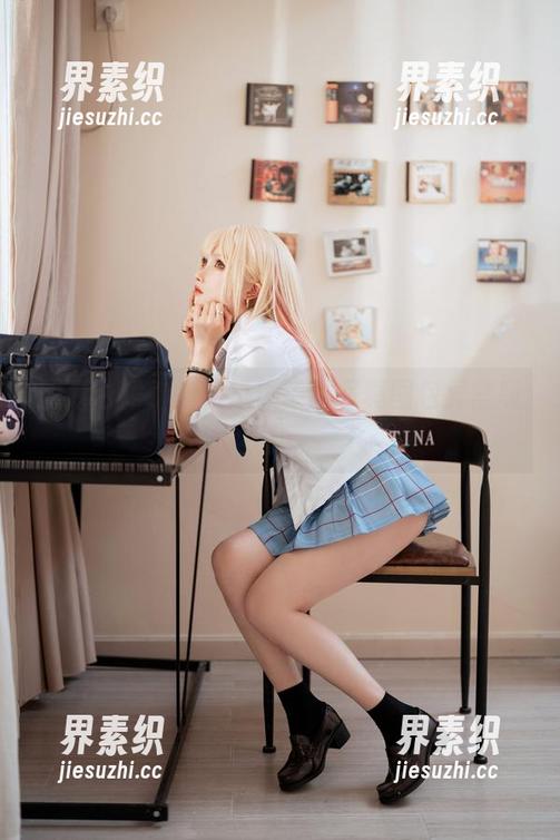 因为白裙，肉扣热热子的写真图包异常吸睛。