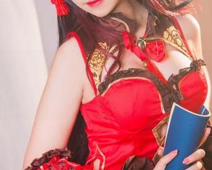 在写真中掀起紫发魅魔风，芋圆侑子要逆天啊！打算出道魔法师吗？