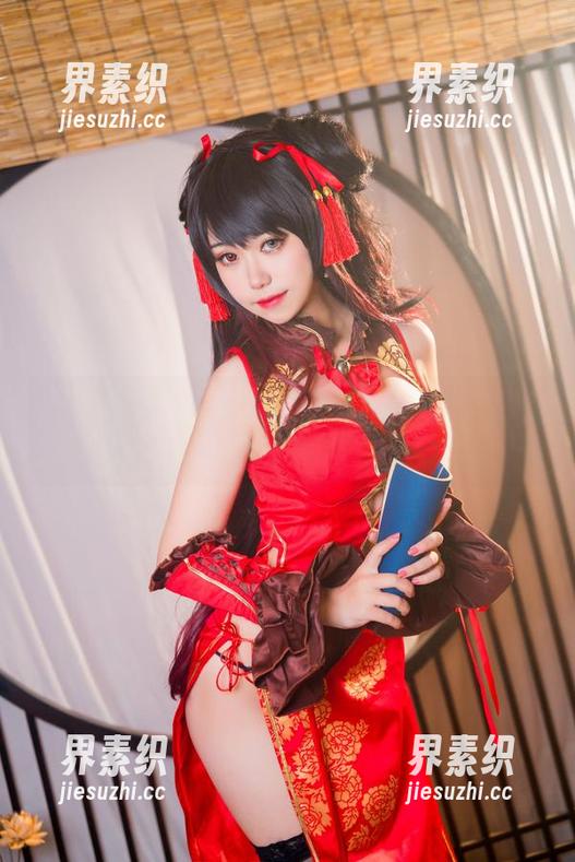 在写真中掀起紫发魅魔风，芋圆侑子要逆天啊！打算出道魔法师吗？