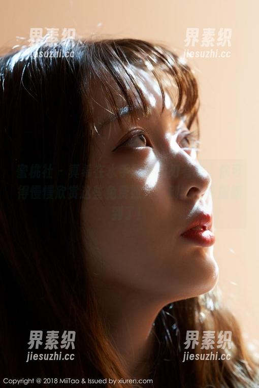 蜜桃社 - 真希在水手服中游刃有余，你可得慢慢欣赏这些免费照片，别被水平震撼到了！