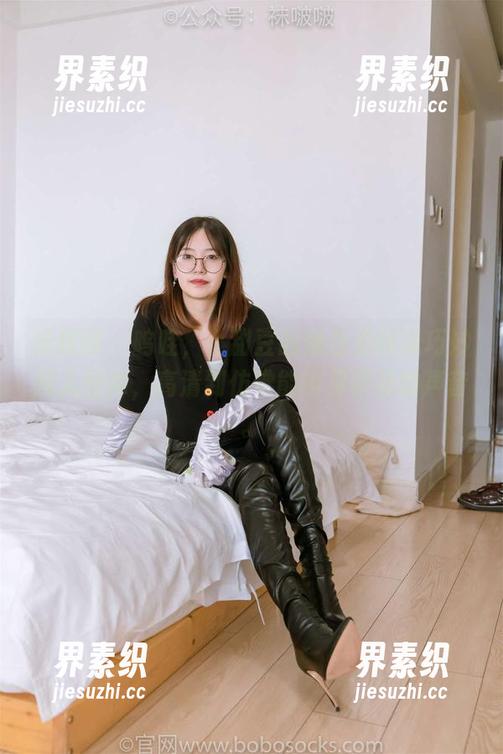 袜啵啵-小甜豆 袜啵啵 - 呜哇,小甜豆的黑色渔网袜巧妙融入图库,高清到仿佛能听见晃动的声音。