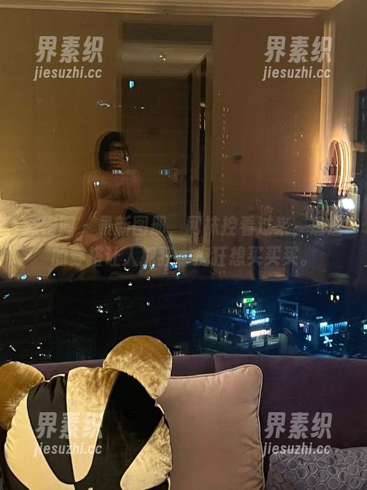 微密圈 - 最新图册，网袜控看过来，詹詹的穿搭让人抓狂，疯狂想买买买。