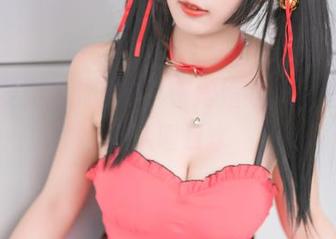 看！雯粥粥的写照，蕾姆婚纱的裙角总是让人咽口水