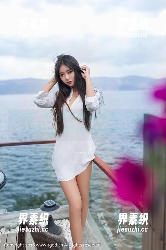 青豆客 - 王之腿却为易阳的美脚所折服，这是在给腿点赞吗？好想评论几句！