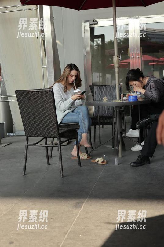 魔镜街拍 - 原图和套图，芝芝在蓝色泳衣里，像是戏水的小人鱼，但我心里暗想，这鱼不会游太远吧？